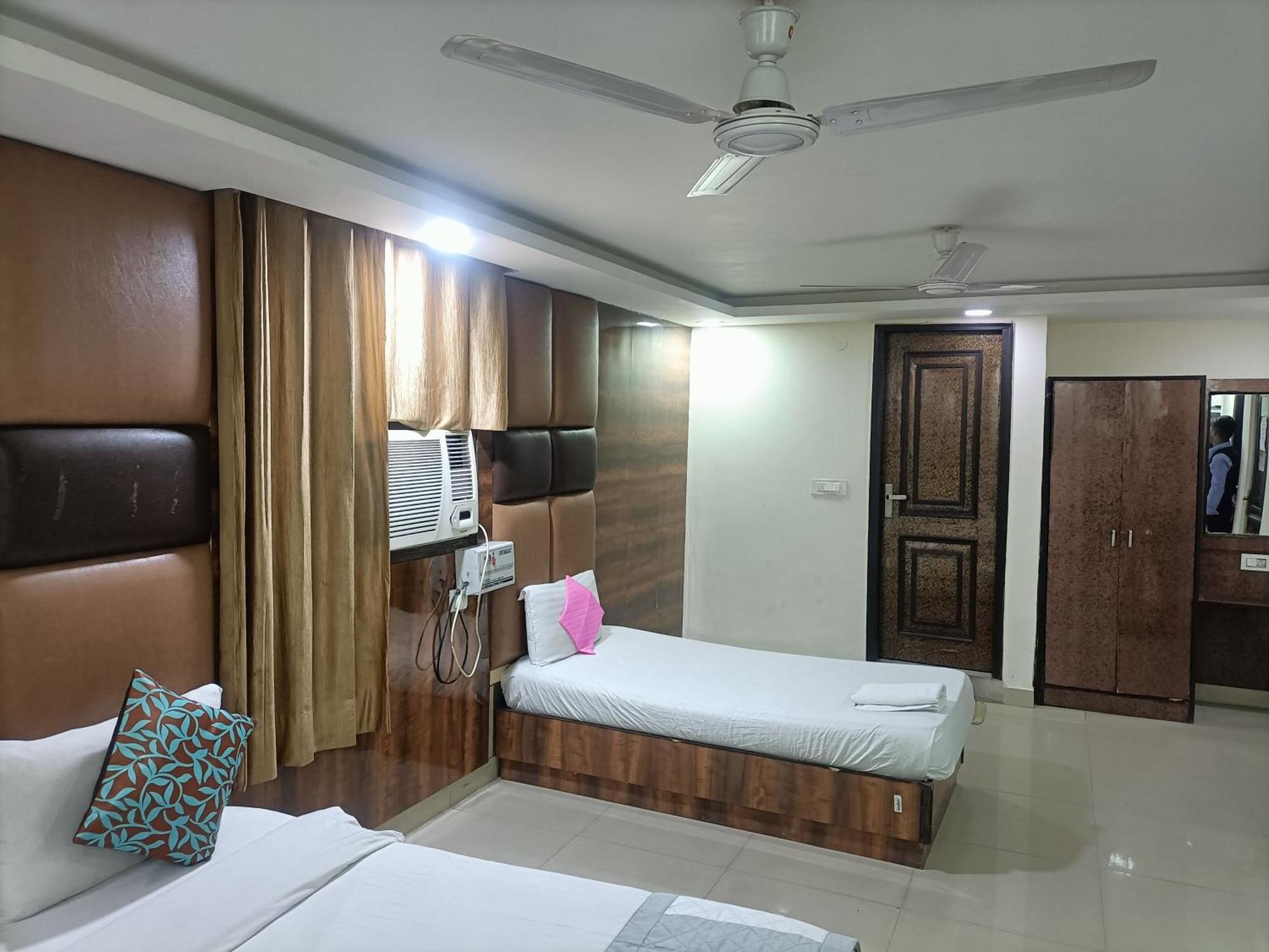 Tela Plaza Near Igi Airport Hotel
