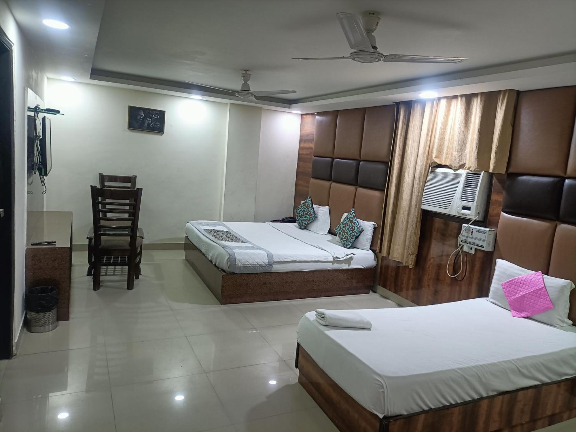 Tela Plaza Near Igi Airport 4*